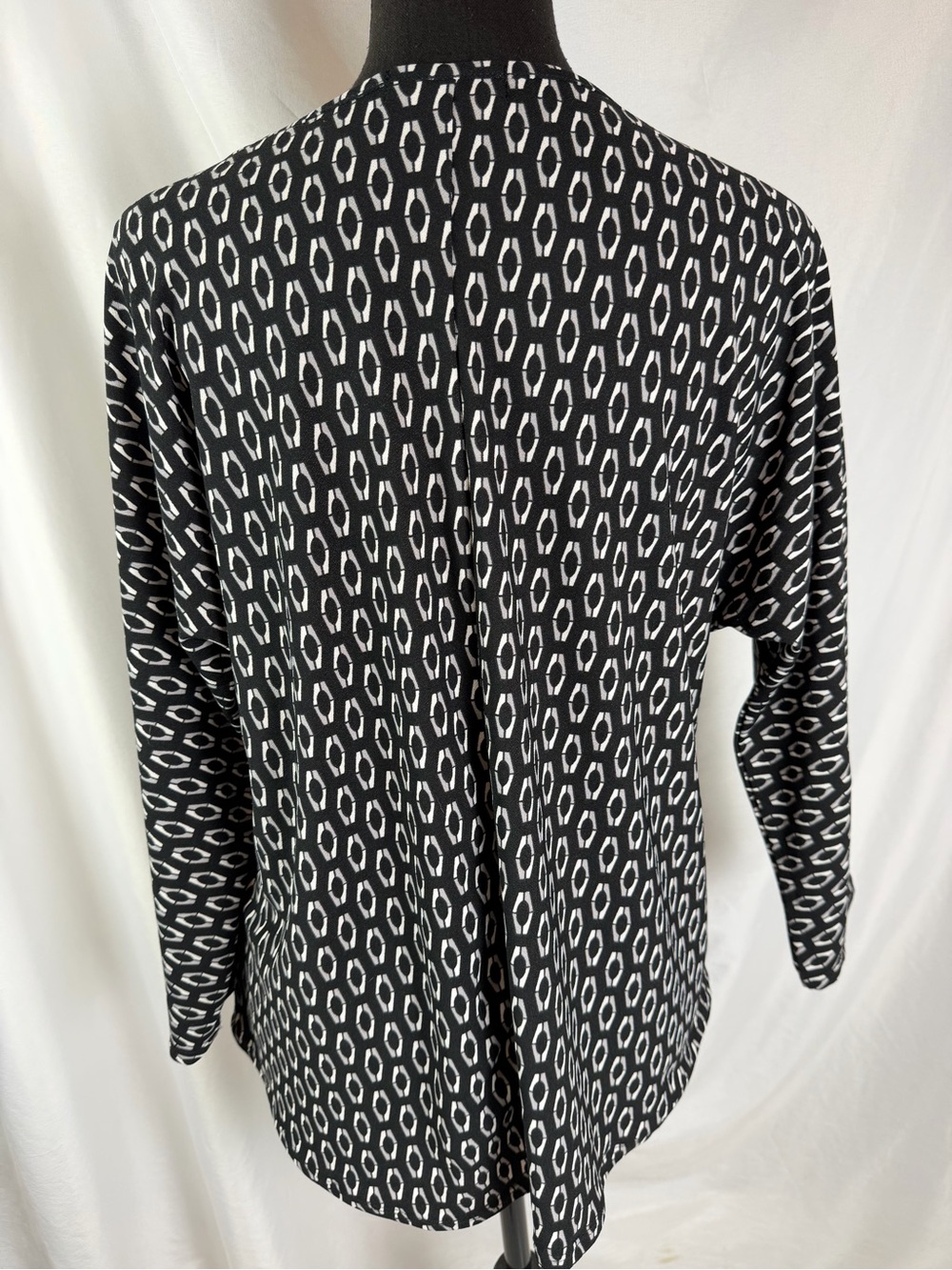 89th + Madison Black & White Patterned V-Neck Women's Top with Cutout Detail L - Picture 4 of 8
